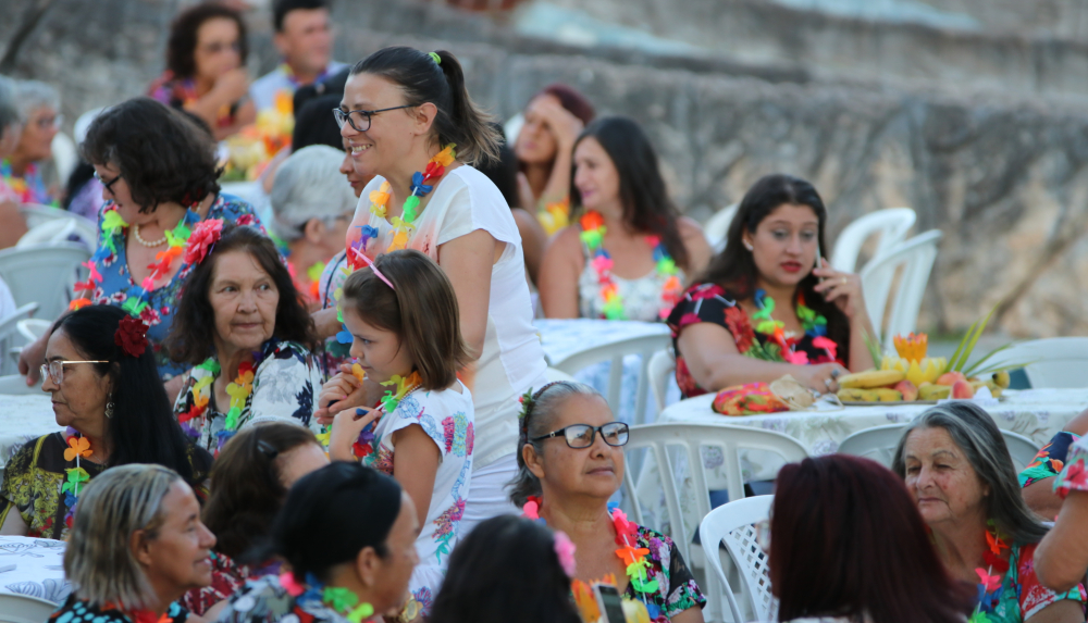 Projeto Vida Ativa realiza 2º Baile do Hawaii